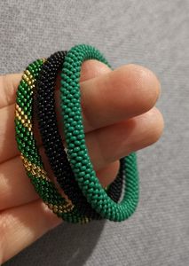 Conjunto de brazaletes de cuentas de vidrio hechas a mano en verde y granate, brazalete de ganchillo nepalí, pulsera tejida para mujer, joyería étnica. - Product Image 2