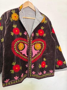 Chaqueta de Terciopelo Marrón Oscuro Hecha a Mano para Mujer, con Bordado Floral Vibrante Suzani, Estilo Boho Chic, Reversible, Kimono Abierto por Delante - Product Image 6
