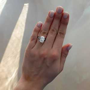แหวนเพชรหมั้น IGI 4 กะรัต ทรงคุชชั่น เพชรเลี้ยงในห้องปฏิบัติการ ทองคำแท้ 14K 18K ตัวเรือนแบบหนามเตย ฝังเพชรข้างแบบช่อง แหวนแต่งงานเพชรเม็ดเดี่ยว เครื่องประดับหรูหรา - Product Image 2