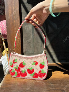 Sac à bandoulière perlé motif pêche, Pochette de resort motif fraise, Sac à main artisanal, Fabricant, Vente en gros, OEM, Export, Marque privée, En vrac - Product Image 3