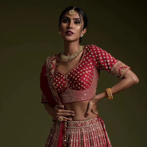 Lehenga Choli Rojo Nupcial Tradicional con Bordado Intenso, Conjunto de Lehenga y Dupatta de Diseño Indio para Bodas, Fiestas y Eventos, Atuendo para Mujer - Product Image 1