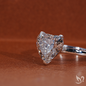 Bague de fiançailles et de mariage solitaire en or blanc massif 18 carats avec diamant de laboratoire taille cœur de 3 carats, certifiée IGI - Product Image 5