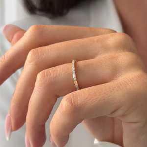 แหวนเพชรทรงบาแกตต์และทรงกลมแบบสลับกัน ฝังเพชรเต็มวง 14k ทองคำขาว ดีไซน์เรียบหรูบางเฉียบ น้ำหนัก 0.7 กะรัต แหวนแต่งงานแบบ Eternity - Product Image 6