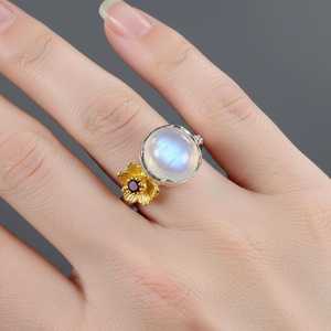 Bague Fleur en Pierre de Lune Arc-en-ciel Certifiée IGI en Argent Sterling – Alliance de Luxe Conçue pour un Style Floral Élégant et un Éclat Doux - Product Image 2