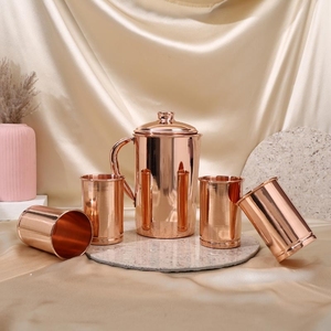 Jarra de agua de cobre con tapa y cuatro tazas a juego, juego de bebidas moderno para uso doméstico - Product Image 1