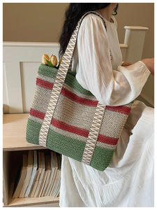 Bolso versátil de hilo natural, perfecto para aventuras de verano, con una llamativa decoración de malla hueca. - Product Image 2