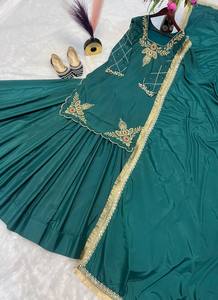 Ensemble Lehenga Choli vert orné, tenue ethnique indienne et pakistanaise pour femmes, idéal pour les mariages et les fêtes - Product Image 2