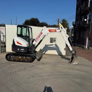 Mini-excavatrice Bobcat E50, machine compacte et robuste, idéale pour la construction, l'aménagement paysager, le creusement de fossés et les travaux de terrassement. - Product Image 2