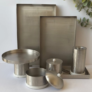 Ensemble de plateaux de service en métal avec bols, gamme complète avec textures gravées et poignées noires, une collection de salle à manger moderne complète - Product Image 5
