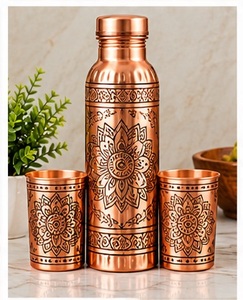 Bouteille d'eau artisanale en cuivre gaufré avec deux tasses assorties – Ensemble de vaisselle métallique écologique - Product Image 2