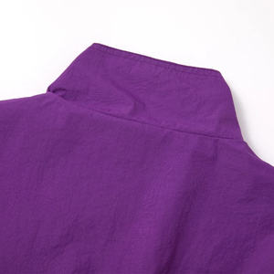 Chaqueta Cortavientos con Capucha Omega Morada y Dorada, Tallas Grandes, Estampada, con Cremallera Completa, Resistente a la Intemperie, Puños Elásticos, Bolsillos con Ribete y Cuello Alto - Product Image 6