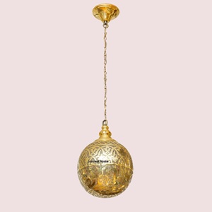 Lustre suspendu marocain traditionnel et moderne en laiton avec abat-jour en fer et ornements métalliques - Product Image 5