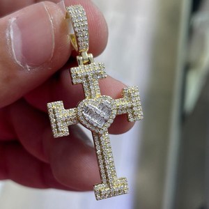 จี้รูปกางเขนแบบกำหนดเองประดับเพชรโมอิสซาไนต์ทรงหัวใจ VVS ชุบทอง 14K  วัสดุอัลลอยด์  เครื่องประดับทางศาสนา ของขวัญสำหรับทุกเพศ  เครื่องประดับฮิปฮอป - Product Image 2