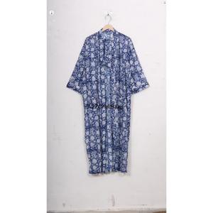 Bata de mujer de lujo hecha a mano con cuello en V, estampado floral, manga larga tres cuartos, 100% algodón, suave, transpirable y de secado rápido. - Product Image 2