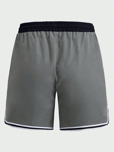 Shorts gris pour homme en polyester à séchage rapide avec cordon de serrage à la taille et bande latérale, style sportif - Product Image 4