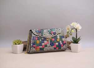 Sac à main artisanal de luxe en métal mosaïque floral perlé et pierres, fait main pour femme, idéal pour mariages et soirées - Product Image 3