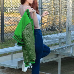 Chaqueta Corta Estilo Universitaria para Mujer, Color Verde, Estilo Bomber, Mangas de Cuero Sintético, Ropa Exterior Informal, Moda Femenina - Product Image 3