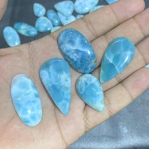 Vente en gros de cabochons de larimar naturel bleu de haute qualité, formes variées, pour la fabrication de bijoux, Rida Creations, bleu et blanc nuage - Product Image 2