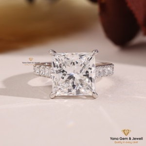 Anillo de Diamante CVD Cultivado en Laboratorio con Corte Princesa Excepcional para Día Especial, 8.00 Quilates, Color F, Claridad VVS2, Oro Sólido de 14K, Certificado IGI - Product Image 1
