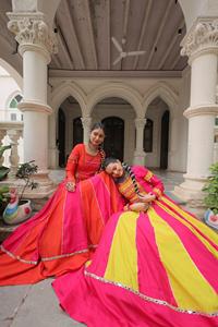 Lehenga Tradicional para Festividades con Encaje Romano y Adornos, Bordado con Hilo Gamthi y Top con Encaje Kodi - Product Image 3