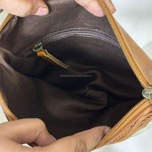 Bolso Bandolera de Cuero Vacuno Genuino Hecho a Mano con Solapa de Cuero Repujado Floral, Estilo Occidental, Bolso de Hombro Moderno para Mujer - Product Image 6