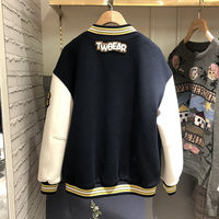 Veste courte de style universitaire pour homme, avec manches en cuir véritable, broderies et patchs chenille personnalisés.