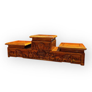 La base tiene tres niveles, un diseño sencillo y está hecha de palisandro natural. - Product Image 4