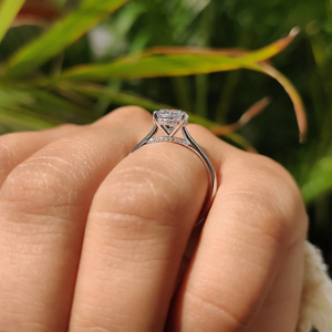 Bague de fiançailles pour femme en or massif 18 carats avec diamant rond taille brillant, style classique - Product Image 3