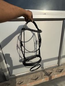 Nuevo Diseño de Brida para Caballo Ajustable de Cuero Genuino con Herrajes de Acero Inoxidable en Colores Negro/Marrón/Havana y Logotipo Personalizado - Product Image 4