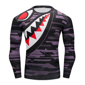 Camiseta de Compresión de Manga Larga con Protección Solar UPF 50, Costuras Selladas y Estampado Completo, Fabricada con Nailon Reciclado para Entrenamiento de Wakeboard - Product Image 1