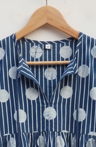 Blusa Casual de Mujer, 100% Algodón, Estampado Floral a Mano con Técnica Indigo, Lazo de Encaje, Transpirable, Estilo Bohemio Étnico, Hecha a Mano - Product Image 6