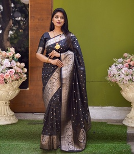 Sari en soie Banarasi traditionnel indien avec broderie Zari pour les occasions de mariage et les événements festifs, tenue pour femmes - Product Image 1