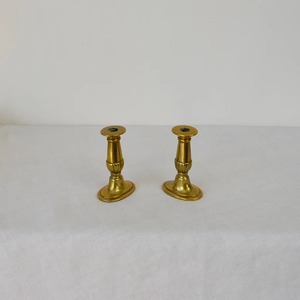 Support de bougie sculpté élégant au design artistique et finition haut de gamme, idéal pour une mise en scène de table remarquable et une décoration intérieure moderne chic. - Product Image 3