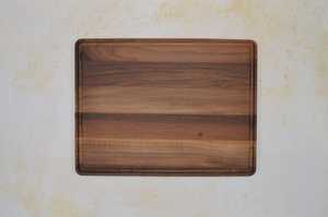 Planche à découper rectangulaire en bois massif, faite à la main, antidérapante, design minimaliste, surface polie, par UO - Product Image 1