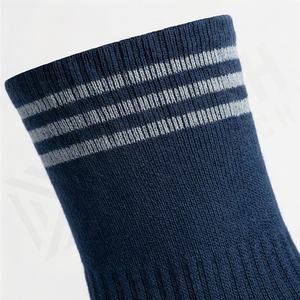 Chaussettes de football personnalisées antidérapantes pour l'industrie, chaussettes de sport respirantes de couleur personnalisée pour l'entraînement et la performance athlétique - Product Image 4