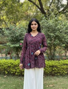 Présentation de hauts courts élégants et décontractés pour femmes en tissu Georgette Bandhej, vêtements occidentaux élégants pour la collection de mode moderne. - Product Image 2