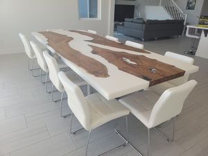Table à manger moderne en bois massif avec bord naturel et plateau en résine époxy bleue, style ferme/villa, construction artisanale durable, 6 places - Product Image 4
