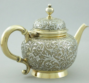 Tetera de plata fina con grabados detallados de hojas y elegantes patas de trípode. Belleza clásica disponible a precios de mayorista. - Product Image 4