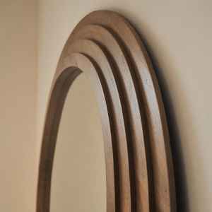 Miroir sur pied sculptural moderne fait main écologique à cadre en bois superposé pour salon et chambre - Product Image 3