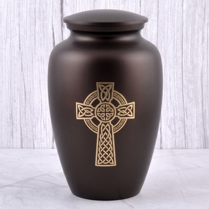 Urna Funeraria de Latón con Cruz Celta Negra y Dorada, Acabado Mate, para Cenizas Humanas, Recuerdo Funerario y Entierro - Product Image 5