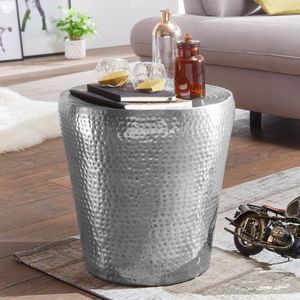 Table d'appoint décorative en métal conçue pour les maisons chics, offrant une place pratique pour le café, les livres, les lampes et les accessoires - Product Image 4