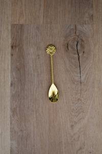 Cuillère à dîner en laiton doré, faite à la main, avec un design embossé et artistique, pour la maison et l'hôtellerie, par Universal Overseas. - Product Image 3