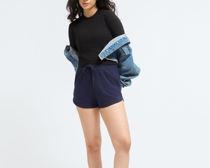 Vente en gros de hauts de mode pour femmes, essentiels au quotidien, coupe ajustée, parfait pour un style décontracté, basique mais de haute qualité. - Product Image 3