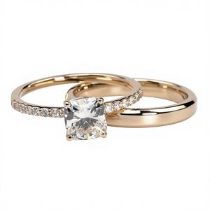 Conjunto de Anillo de Compromiso y Alianza de Oro Amarillo de 14K/18K con Diamante Cultivado en Laboratorio de Corte Cojín de Lujo, Certificado IGI, Joyería al por Mayor - Product Image 1