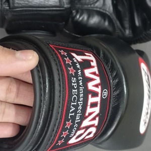 ถุงมือชกมวยคู่หนังคุณภาพสูงแบบสั่งทำพิเศษ พร้อมสายรัดข้อมือแบบ Hook Loop สำหรับฝึกซ้อมมวย ซ้อมต่อย มวย MMA มวยไทย - Product Image 3