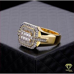 Anillo de hombre de plata 925 premium con diamante cultivado en laboratorio, con un patrón geométrico audaz y detalles de piedras brillantes. - Product Image 6