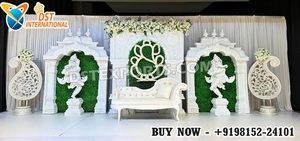 Scène de Mandap ouverte élégante avec piliers de style temple, thème Ganesha, scène de mariage hindou, décoration Roka de style Gujarati classique - Product Image 5