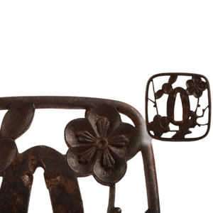 Tsuba Japonesa del Periodo Edo, Diseño de Ciruelo en Hierro, Forma Nade Kaku, Protector de Espada sin Marcar - Product Image 1