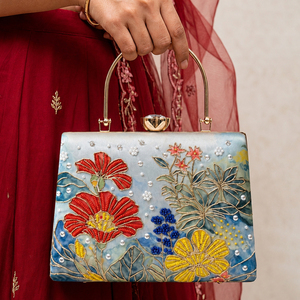 Pochette brodée artistique à motifs floraux bleus, sac de créateur fait main - Product Image 3