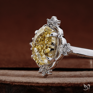 Anillo de Diamante Amarillo Ovalado Certificado por IGI, 1.11 Ct, Anillo de Compromiso Floral Amarillo Intenso en Oro de 10K - Product Image 4
